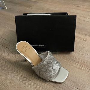 Silver kitten heels! 🐱